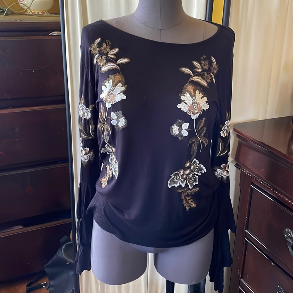 INC beautiful top ruffle sleeves flowers embroidery size Large